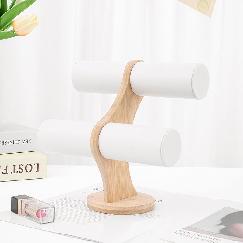 Koka apaļš divlīmeņu juvelierizstrādājumu displejs ar velūra pārklājumu un PU ādas akcentiem