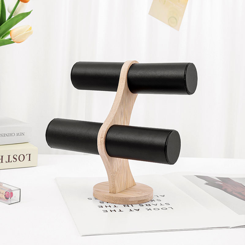 Koka apaļš divlīmeņu juvelierizstrādājumu displejs ar velūra pārklājumu un PU ādas akcentiem