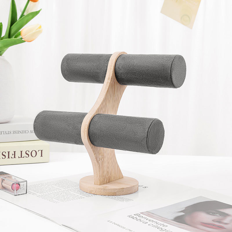 Koka apaļš divlīmeņu juvelierizstrādājumu displejs ar velūra pārklājumu un PU ādas akcentiem