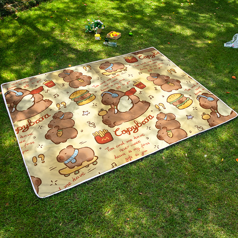 Пикник подложка с карикатурна капибара — преносима за къмпинг и открито; водоустойчива подплата от алуминиево фолио; Oxford плат; стил: карикатура; пускане: пролет 2022