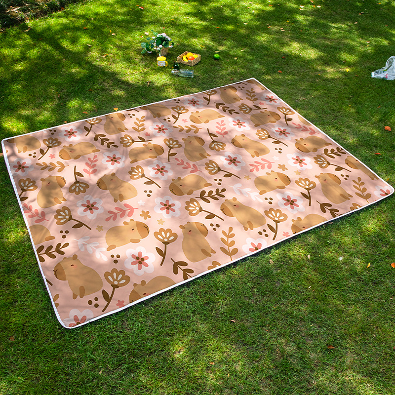 Пикник подложка с карикатурна капибара — преносима за къмпинг и открито; водоустойчива подплата от алуминиево фолио; Oxford плат; стил: карикатура; пускане: пролет 2022