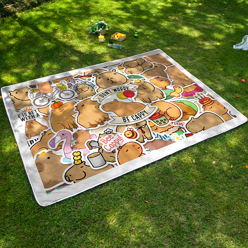 Пикник подложка с карикатурна капибара — преносима за къмпинг и открито; водоустойчива подплата от алуминиево фолио; Oxford плат; стил: карикатура; пускане: пролет 2022