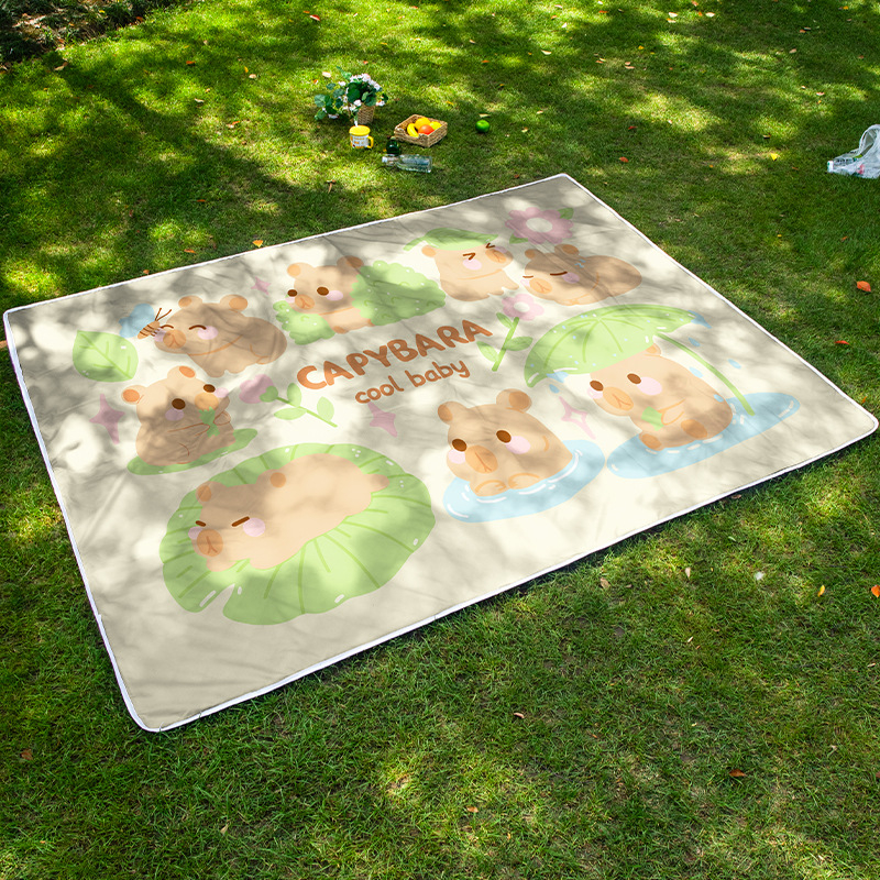 Пикник подложка с карикатурна капибара — преносима за къмпинг и открито; водоустойчива подплата от алуминиево фолио; Oxford плат; стил: карикатура; пускане: пролет 2022