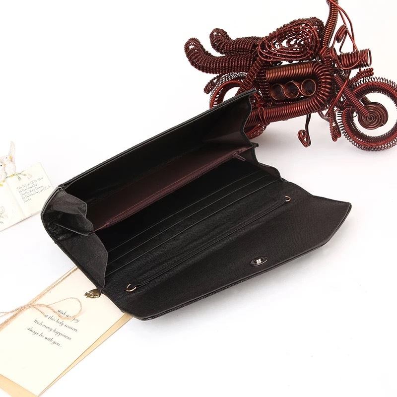PU női clutch fedéllel, dupla vállpánttal, vízszintes négyzet alakú kivitel, belső zsebek telefonhoz, ID-hez és cipzáras zsebhez.