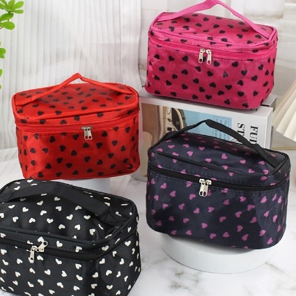 Kvadrātiska kosmētikas soma, poliesters, mūsdienīgs minimalistisks stils, pielāgojama, izlaista 2021. gadā