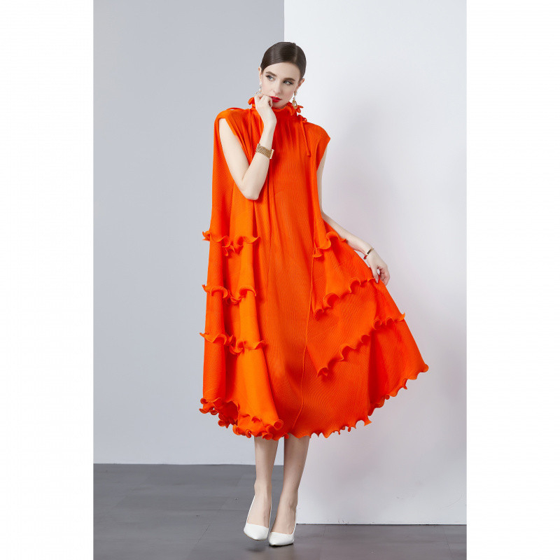 Duga plisirana haljina s ovratnikom od lišća lotosa i vezanim pojasom; poliester, jednofareban uzorak