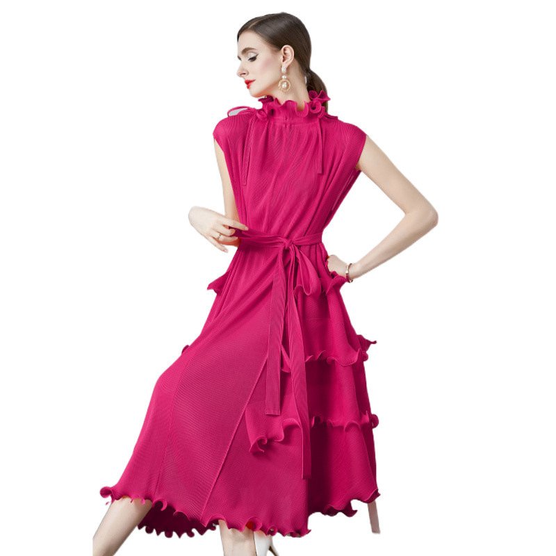 Duga plisirana haljina s ovratnikom od lišća lotosa i vezanim pojasom; poliester, jednofareban uzorak