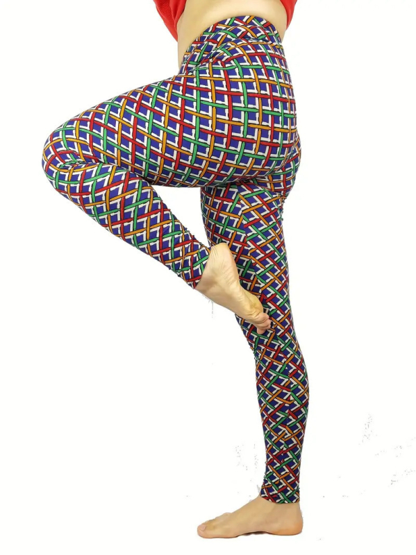 Йога панталони с райета — полиестер; основна материя 70–80%; средно висока талия; тесен силует; дълги панталони.