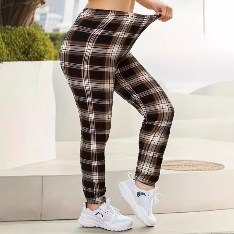 Йога панталони с райета — полиестер; основна материя 70–80%; средно висока талия; тесен силует; дълги панталони.