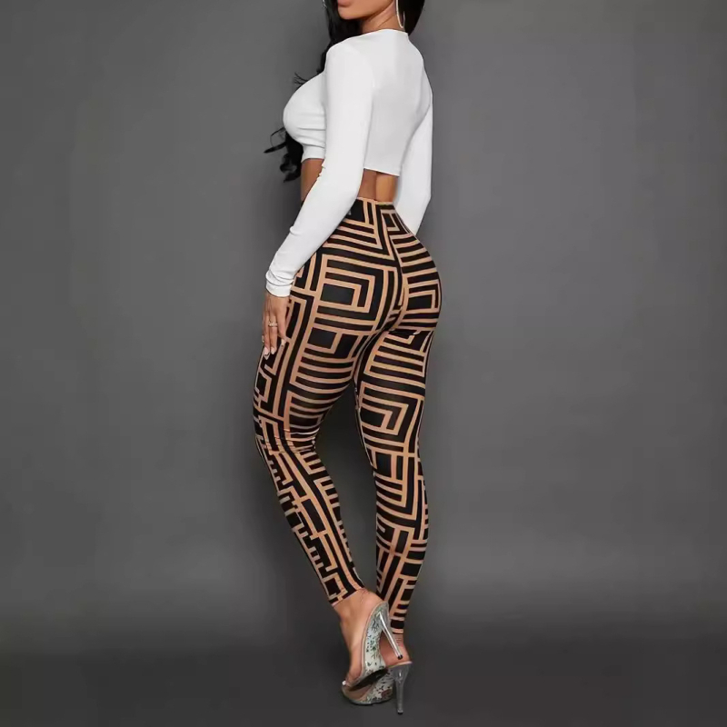 Йога панталони с райета — полиестер; основна материя 70–80%; средно висока талия; тесен силует; дълги панталони.