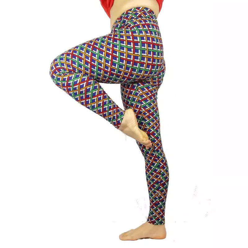 Йога панталони с райета — полиестер; основна материя 70–80%; средно висока талия; тесен силует; дълги панталони.