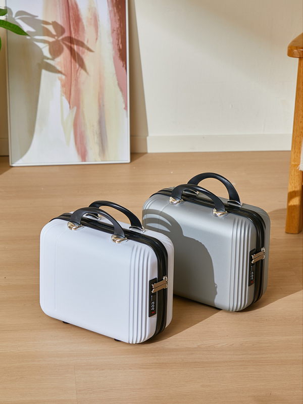 Korejiešu stilā ceļojumu koferis no ABS materiāla, rāvējslēdzēja atvērums, vienvirziena riteņi, svars 0,8 kg, iekšējā apdare no Oxford auduma