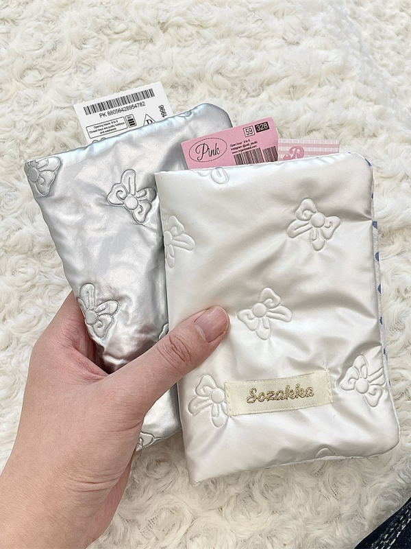 Korejas stilā pasu turētājs ar lentīti, daudzfunkcionāls kartes un biļešu organizētājs, PU materiāls, iekšmats: kanva, neitrāls dzimums