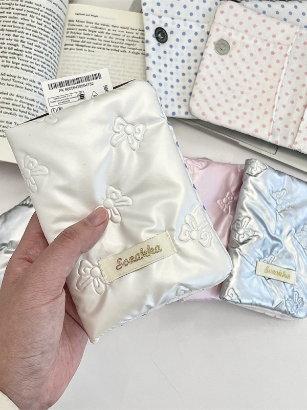 Korejas stilā pasu turētājs ar lentīti, daudzfunkcionāls kartes un biļešu organizētājs, PU materiāls, iekšmats: kanva, neitrāls dzimums