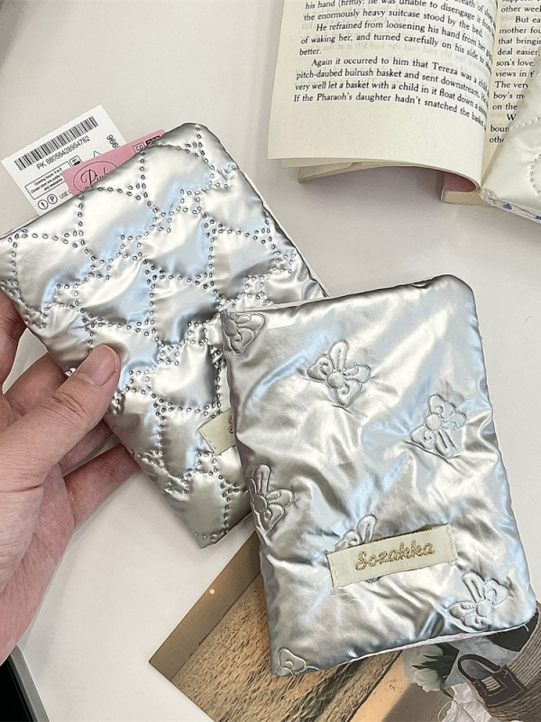 Korejas stilā pasu turētājs ar lentīti, daudzfunkcionāls kartes un biļešu organizētājs, PU materiāls, iekšmats: kanva, neitrāls dzimums