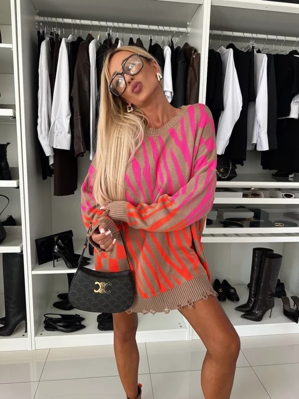 Zebramintás kötött pulóver, kerek nyakú, lazított szabás, hosszú ujjú