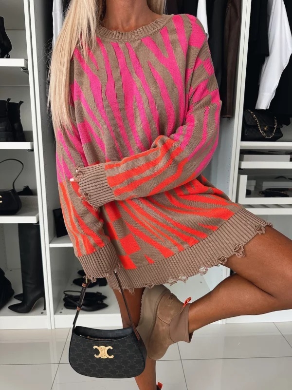 Zebramintás kötött pulóver, kerek nyakú, lazított szabás, hosszú ujjú