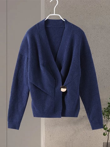 Cardigan s V izrezom, naglašeni struk, nepravilna metalna kopča, pleteni poliester