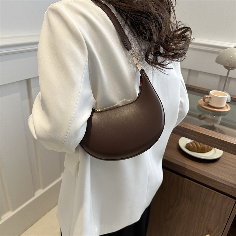 Ženska torbica pod pazuhom – PU koža, srednja veličina, zatvarač, džepovi za telefon i ID, vodoravni kvadratni oblik