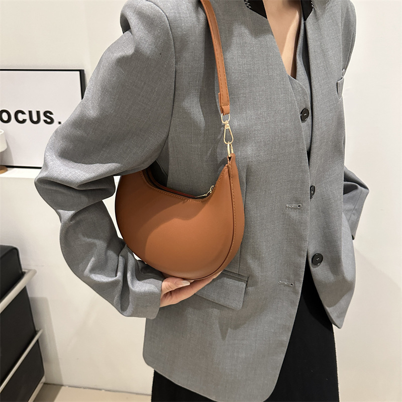 Ženska torbica pod pazuhom – PU koža, srednja veličina, zatvarač, džepovi za telefon i ID, vodoravni kvadratni oblik