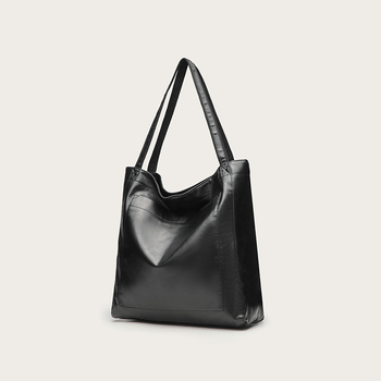 Tote rankinė, minkštas PU medžiaga, vertikali kvadratinė forma, magnetinis užsegimas, vidinė kišenė su užtrauktuku, poliesterio pamušalas (Medžiaga: PU; TIpas: Tote rankinė; Užsegimas: Magnetinis; Vidinė kišenė su užtrauktuku; Pamušalas: Poliesteris)