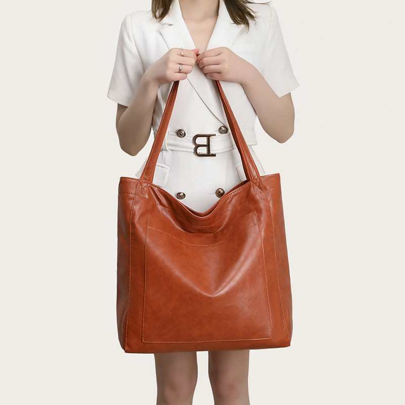 Tote rankinė, minkštas PU medžiaga, vertikali kvadratinė forma, magnetinis užsegimas, vidinė kišenė su užtrauktuku, poliesterio pamušalas (Medžiaga: PU; TIpas: Tote rankinė; Užsegimas: Magnetinis; Vidinė kišenė su užtrauktuku; Pamušalas: Poliesteris)