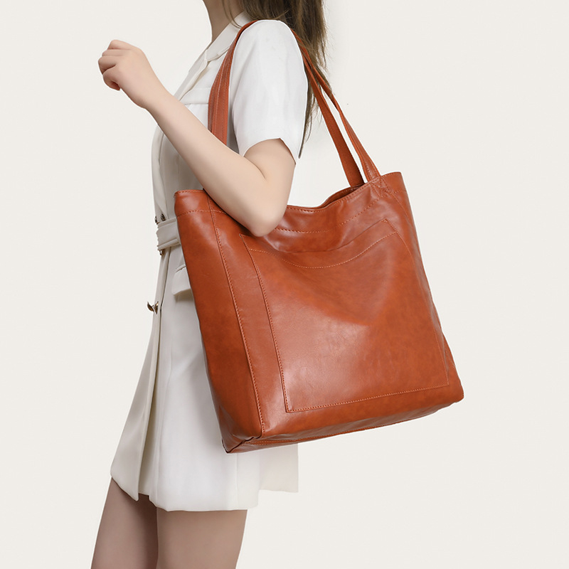 Tote rankinė, minkštas PU medžiaga, vertikali kvadratinė forma, magnetinis užsegimas, vidinė kišenė su užtrauktuku, poliesterio pamušalas (Medžiaga: PU; TIpas: Tote rankinė; Užsegimas: Magnetinis; Vidinė kišenė su užtrauktuku; Pamušalas: Poliesteris)