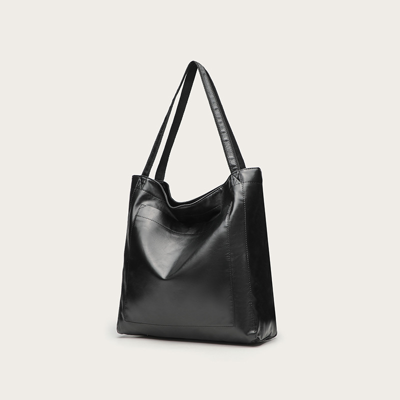 Tote rankinė, minkštas PU medžiaga, vertikali kvadratinė forma, magnetinis užsegimas, vidinė kišenė su užtrauktuku, poliesterio pamušalas (Medžiaga: PU; TIpas: Tote rankinė; Užsegimas: Magnetinis; Vidinė kišenė su užtrauktuku; Pamušalas: Poliesteris)