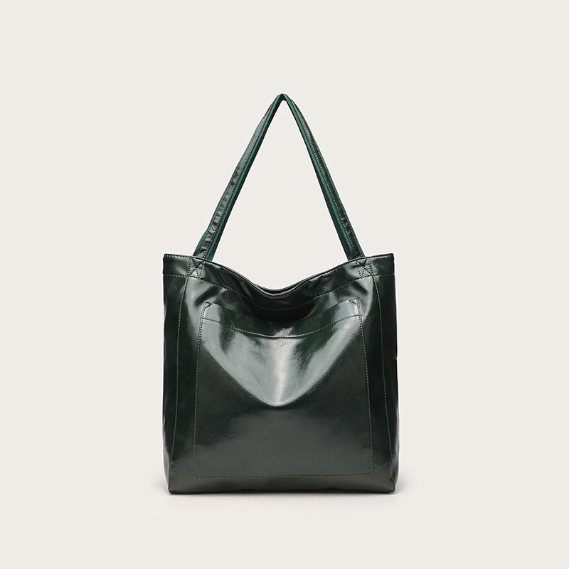 Tote rankinė, minkštas PU medžiaga, vertikali kvadratinė forma, magnetinis užsegimas, vidinė kišenė su užtrauktuku, poliesterio pamušalas (Medžiaga: PU; TIpas: Tote rankinė; Užsegimas: Magnetinis; Vidinė kišenė su užtrauktuku; Pamušalas: Poliesteris)