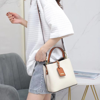 Leap Up Дамска кожена чанта тип bucket – Материал: естествена кожа; Отваряне: цип; Вътрешни джобове: джоб с цип, джоб за телефон; Подплата: полиестер-памук