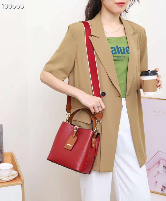 Leap Up Дамска кожена чанта тип bucket – Материал: естествена кожа; Отваряне: цип; Вътрешни джобове: джоб с цип, джоб за телефон; Подплата: полиестер-памук