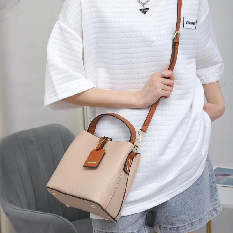 Leap Up Дамска кожена чанта тип bucket – Материал: естествена кожа; Отваряне: цип; Вътрешни джобове: джоб с цип, джоб за телефон; Подплата: полиестер-памук