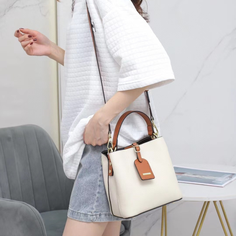 Leap Up Дамска кожена чанта тип bucket – Материал: естествена кожа; Отваряне: цип; Вътрешни джобове: джоб с цип, джоб за телефон; Подплата: полиестер-памук