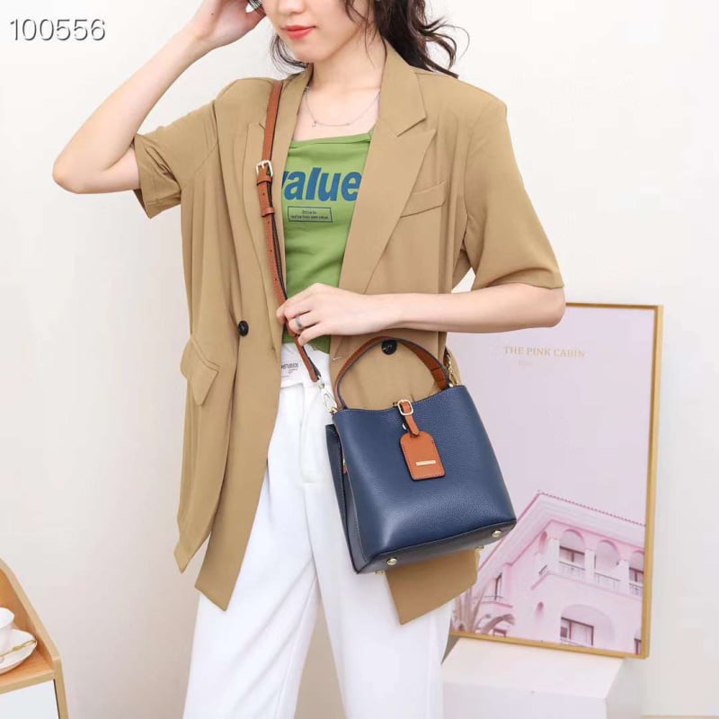 Leap Up Дамска кожена чанта тип bucket – Материал: естествена кожа; Отваряне: цип; Вътрешни джобове: джоб с цип, джоб за телефон; Подплата: полиестер-памук