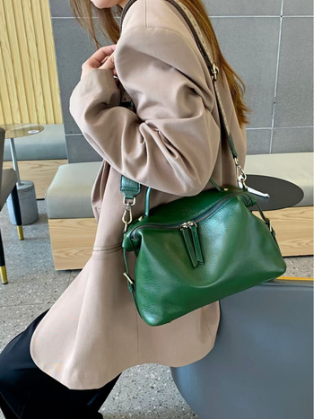 Ženska crossbody torbica u stilu dumpling, od kože goveda tretirane vegetativnim postupkom, zatvarač, unutarnja pretinica za telefon, podstava od poliestera i pamuka, gradski minimalistički stil, velik kapacitet