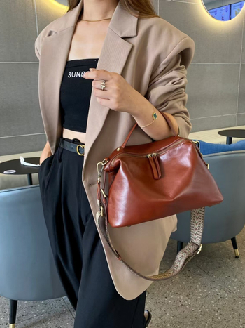 Ženska crossbody torbica u stilu dumpling, od kože goveda tretirane vegetativnim postupkom, zatvarač, unutarnja pretinica za telefon, podstava od poliestera i pamuka, gradski minimalistički stil, velik kapacitet