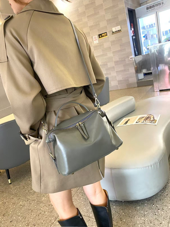 Ženska crossbody torbica u stilu dumpling, od kože goveda tretirane vegetativnim postupkom, zatvarač, unutarnja pretinica za telefon, podstava od poliestera i pamuka, gradski minimalistički stil, velik kapacitet