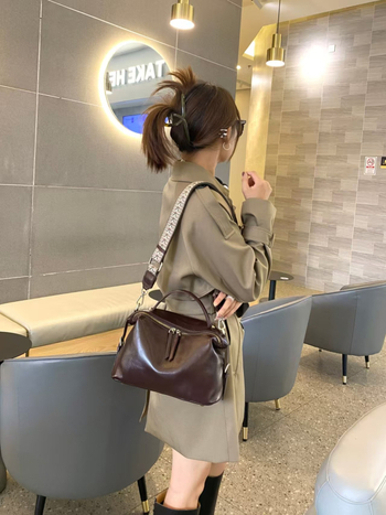 Ženska crossbody torbica u stilu dumpling, od kože goveda tretirane vegetativnim postupkom, zatvarač, unutarnja pretinica za telefon, podstava od poliestera i pamuka, gradski minimalistički stil, velik kapacitet