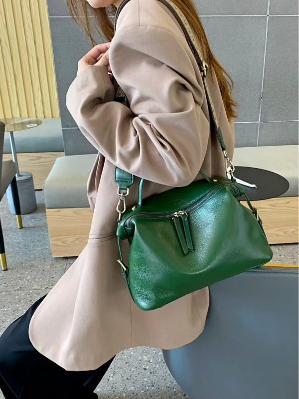 Дамска чанта през рамо в стил урбан минимализъм, форма на вареник, от растително обработена кожа върхов слой, с цип, вътрешен джоб за телефон, подплата полиестерно‑памучна, голям капацитет