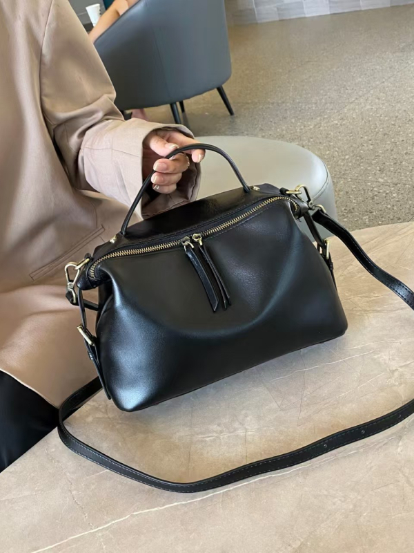 Ženska crossbody torbica u stilu dumpling, od kože goveda tretirane vegetativnim postupkom, zatvarač, unutarnja pretinica za telefon, podstava od poliestera i pamuka, gradski minimalistički stil, velik kapacitet