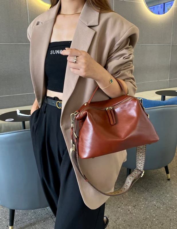 Ženska crossbody torbica u stilu dumpling, od kože goveda tretirane vegetativnim postupkom, zatvarač, unutarnja pretinica za telefon, podstava od poliestera i pamuka, gradski minimalistički stil, velik kapacitet