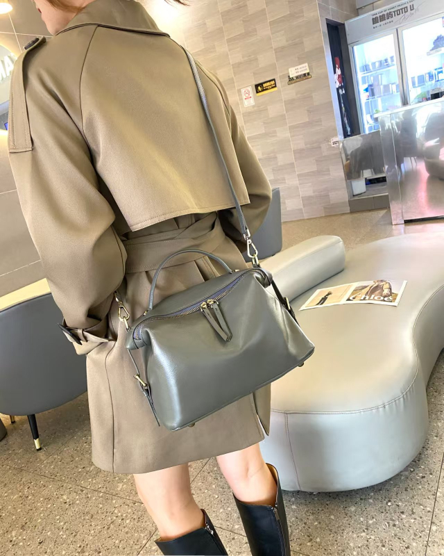 Ženska crossbody torbica u stilu dumpling, od kože goveda tretirane vegetativnim postupkom, zatvarač, unutarnja pretinica za telefon, podstava od poliestera i pamuka, gradski minimalistički stil, velik kapacitet