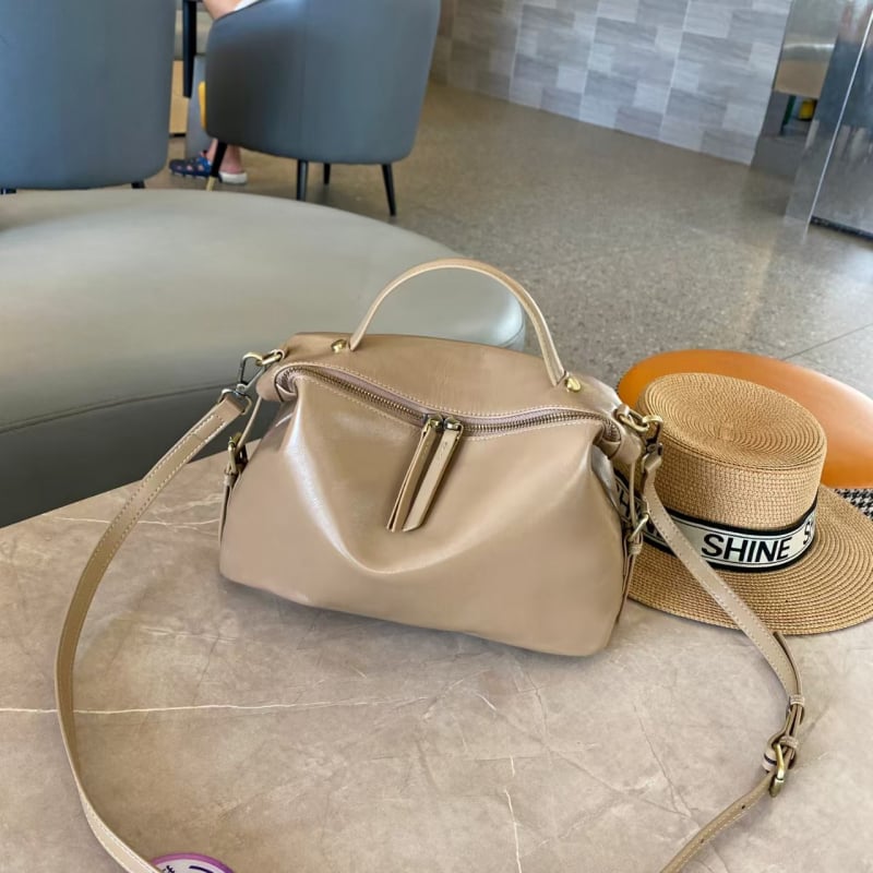 Ženska crossbody torbica u stilu dumpling, od kože goveda tretirane vegetativnim postupkom, zatvarač, unutarnja pretinica za telefon, podstava od poliestera i pamuka, gradski minimalistički stil, velik kapacitet