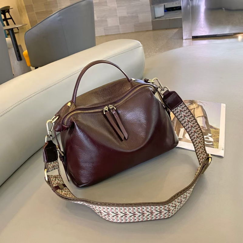 Ženska crossbody torbica u stilu dumpling, od kože goveda tretirane vegetativnim postupkom, zatvarač, unutarnja pretinica za telefon, podstava od poliestera i pamuka, gradski minimalistički stil, velik kapacitet