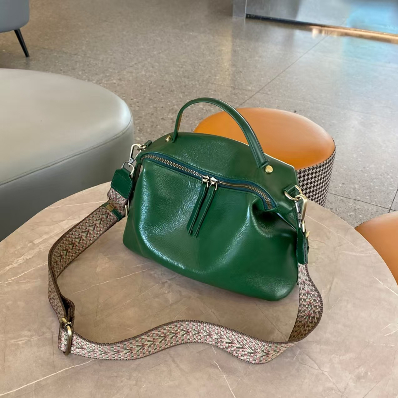 Ženska crossbody torbica u stilu dumpling, od kože goveda tretirane vegetativnim postupkom, zatvarač, unutarnja pretinica za telefon, podstava od poliestera i pamuka, gradski minimalistički stil, velik kapacitet