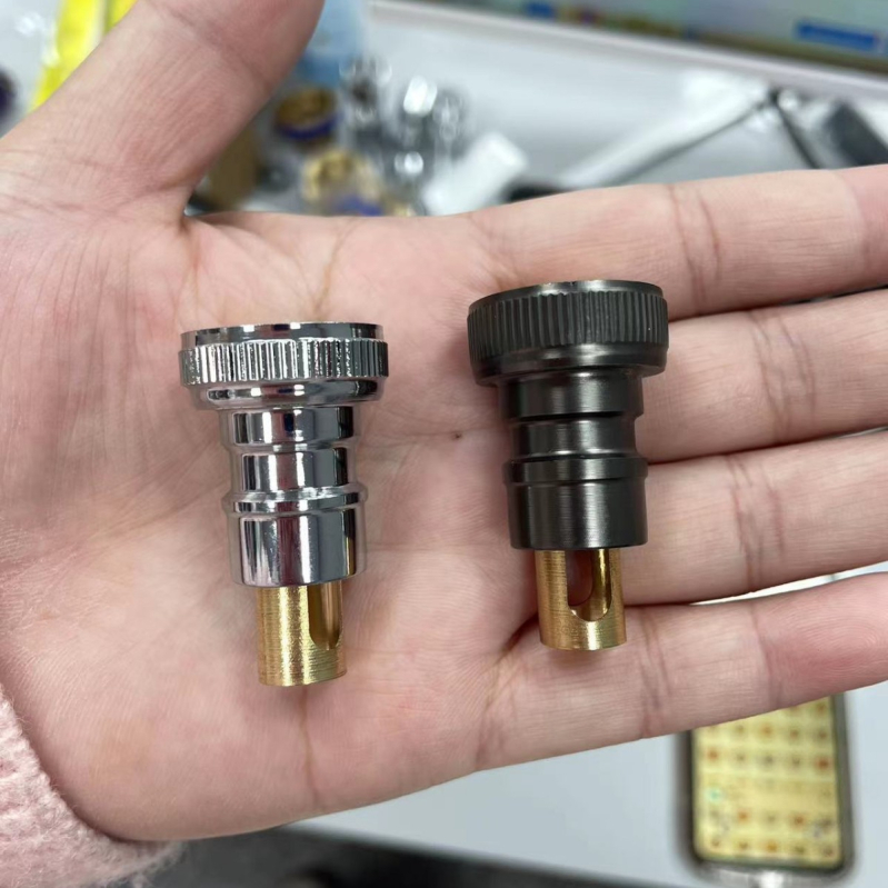 Toaletni miješalica od bakra, model 1 ulaz/2 izlaza, elektroplirani završetak, okretna ugradnja, radna temperatura 100°C