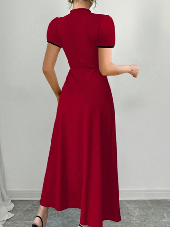 Haljina s blokovima boja, puff rukavi, stojeći ovratnik, prednja s tri gumba, duga A-linija silueta