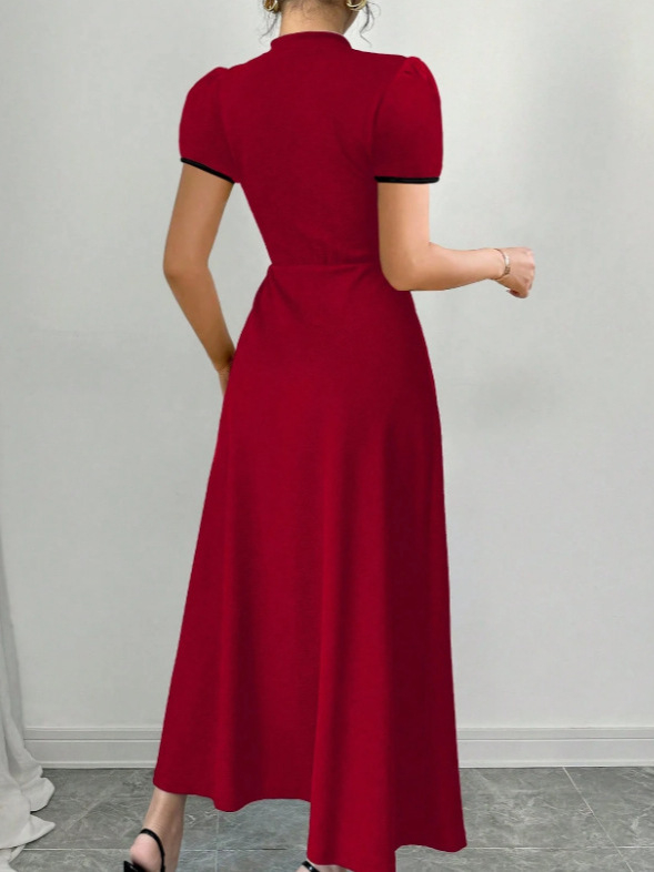 Haljina s blokovima boja, puff rukavi, stojeći ovratnik, prednja s tri gumba, duga A-linija silueta