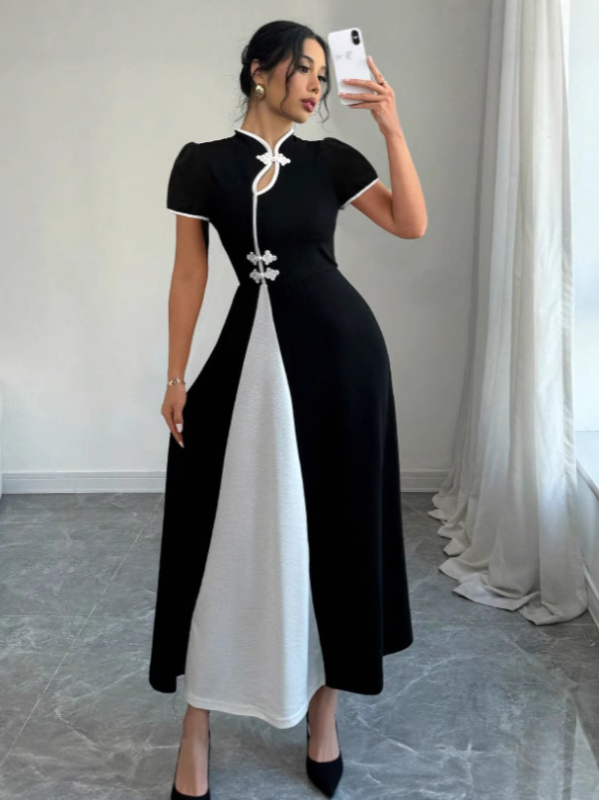 Haljina s blokovima boja, puff rukavi, stojeći ovratnik, prednja s tri gumba, duga A-linija silueta