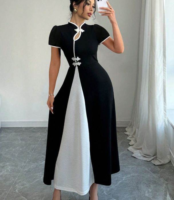 Haljina s blokovima boja, puff rukavi, stojeći ovratnik, prednja s tri gumba, duga A-linija silueta